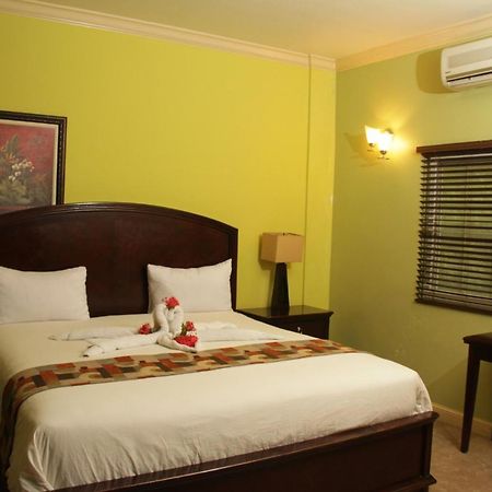 The Wexford Hotel Teluk Montego Bagian luar foto