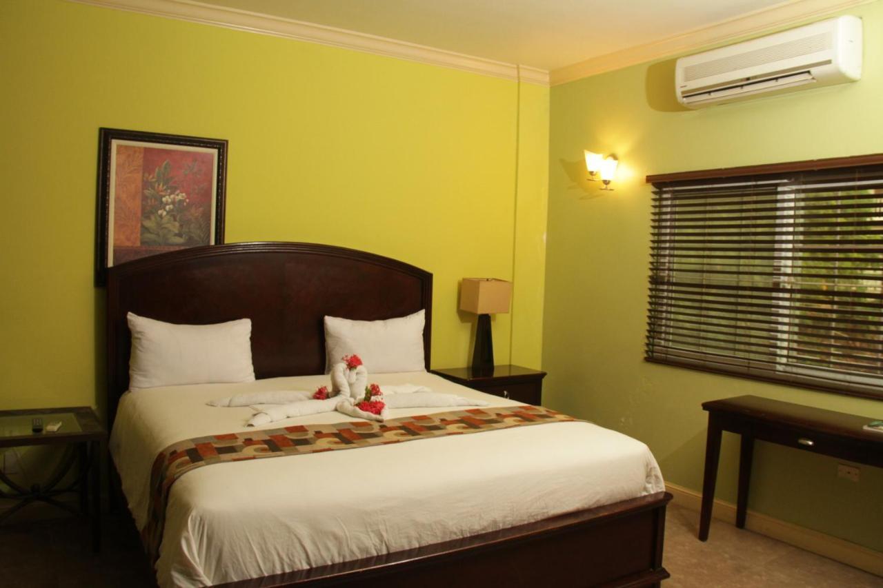 The Wexford Hotel Teluk Montego Bagian luar foto